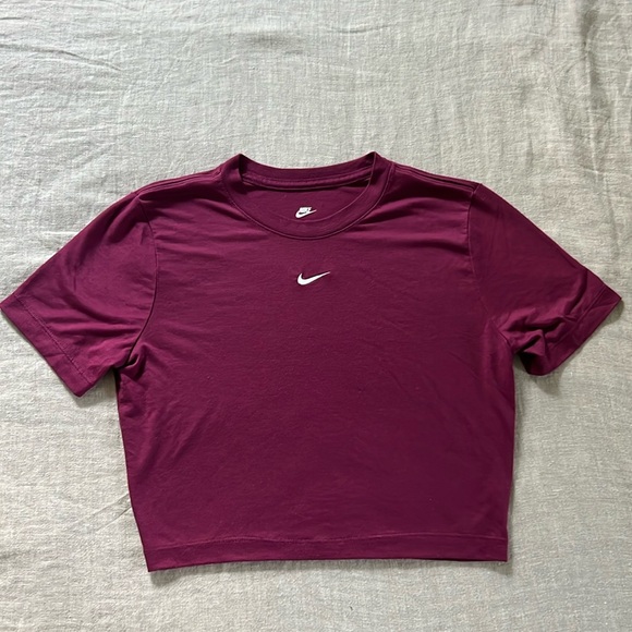 Nike Women’s Slim Cropped T-Shirt Maroon Medium - Picture 1 of 4